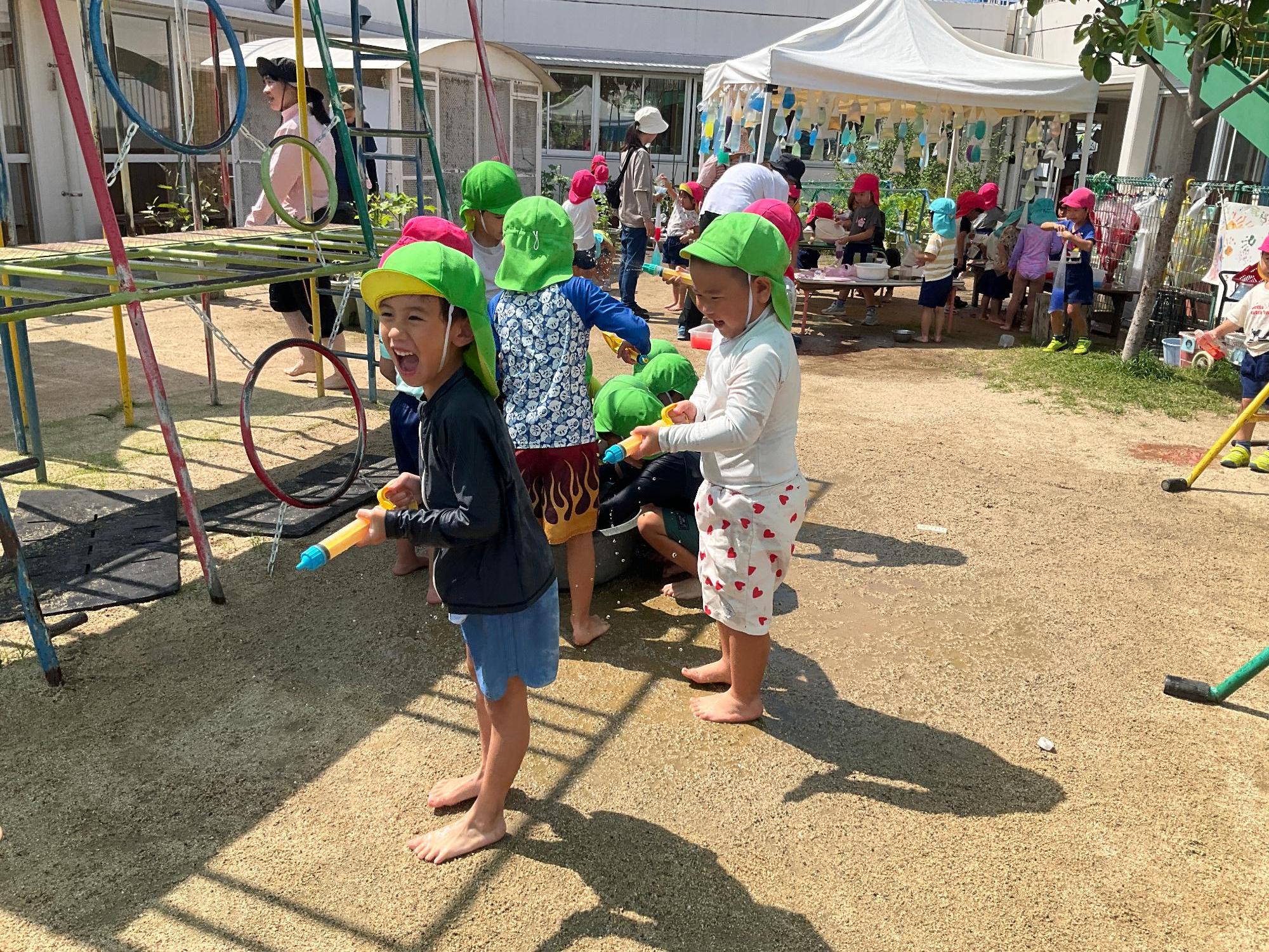 水鉄砲で遊ぶこどもの姿