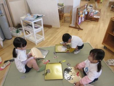 福笑いをする3歳児