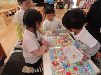 すごろくをする3歳児