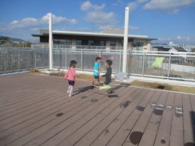 凧揚げをする3歳児