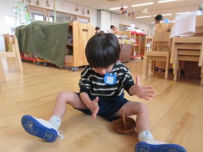 こまを回す3歳児