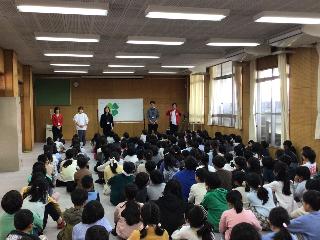 学年みんなで多目的室へ