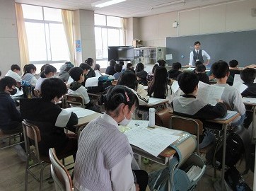 教科書やお手紙を配ってもらいました。