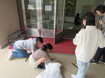 体育館の入り口や校舎からの通路もピカピカになりました。