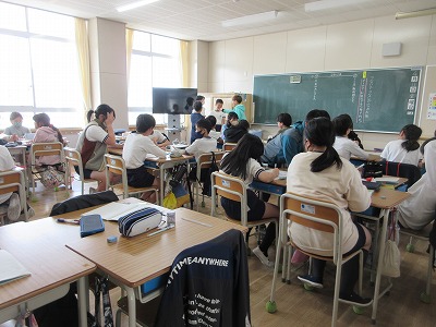 できたお話は、劇や朗読で発表します。