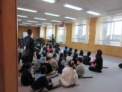 よく聞いて同じように吹いてみてね。