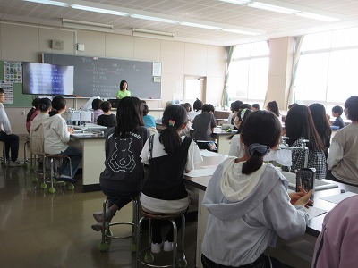 花壇の世話。今年は野菜作りにも挑戦します。