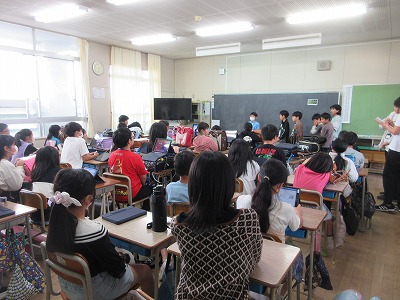 定時放送や行事の時の放送を担当します。