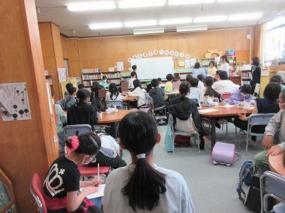 図書の紹介や貸し出し、本の整理をします。