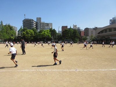 先生も参加。6年全員で鬼ごっこです。