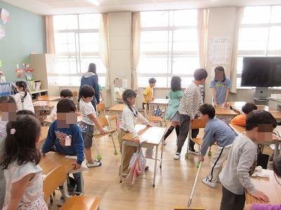 机を前に運ぶよ。頑張れ-