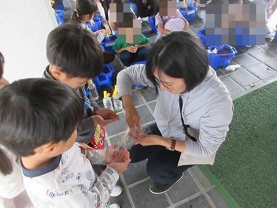 4粒ずつ種をもらいます。落とさないように・・・
