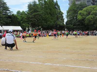 初めての棒バトンでバトンパスに挑戦