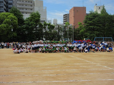 カラフルなポンポンと使って、220人の虹の花を咲かせました。