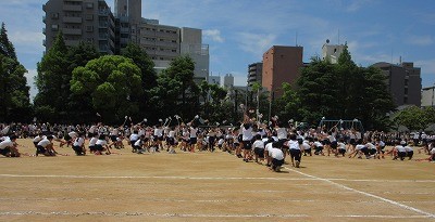 太陽をイメージした3色のチアーバトンで、学年全体で一つの技を完成。