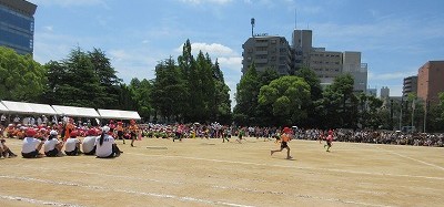 初めての体育大会。運動場をはしからはしまで走ります。
