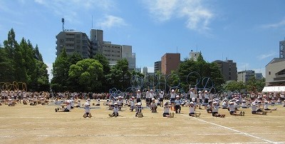 とおりぬけフープをイメージしたフラフープ。自由自在に使いこなします。