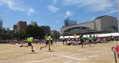 初めての学級全員リレー。みんなで一つのバトンをつなぎ、全力で走ります。