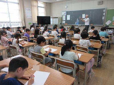今度は横に線を引いていくよ。まっすぐまっすぐ・・・