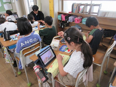 手縫いの練習布が終わったりマスコットをつくるそうです。