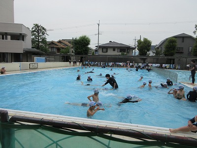 体の力を抜いて、伏し浮きに挑戦。