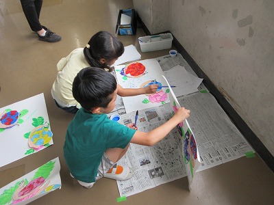 青の絵の具が、つーっと雨のように。