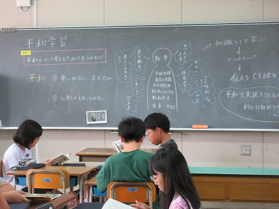 動画を見たあと、熱心に調べ学習を始めた子どもたち。
