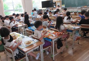「久しぶりの給食、どう?」「おいしーい!」