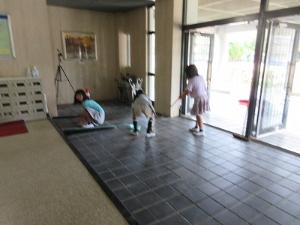 夏祭りの片付け後、掃除のできていなかった玄関も3年生が熱心に掃除してくれました。