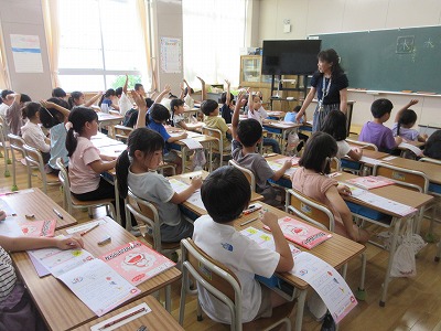 「ゆっくり丁寧に書けたかな?」「はーい」
