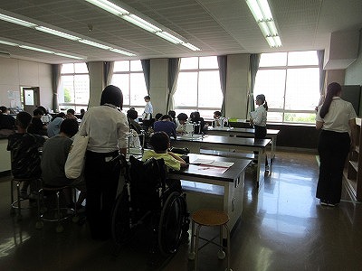 各教科担当の先生の授業を参観
