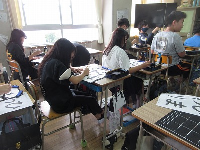 ひらがなの丸みを上手く書くのが難しいです。