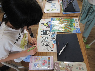 細かく線を引いたり塗ったり。子どもたちのイメージと粘り強く取り組む姿が素晴らしい教室でした。