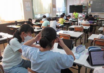 新聞や4コマまんがを作成中