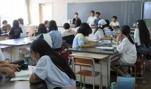ゴミが落ちていないか、雑巾がきれいにかかっているか、掃除ロッカーの中は整頓されているか、机はきれいに並んでいるか点検してくれました。