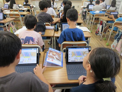 指の置き方とキーボードの文字を確認しながらゆっくりと練習スタート