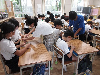 難しいなあと高学年も苦戦していました。折り紙を折る経験も減ってきていますね。