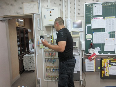 動き回られたあとなので、汗だくでお話しくださいました。