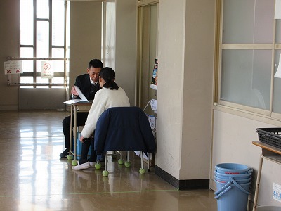 通知表を見ながら振り返っています。