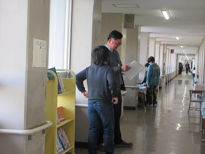 6年生は廊下でもらっているクラスが多かったです。