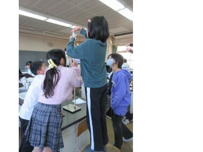 長い筒を通る間に食塩の粒は・・・・・