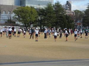 前跳びや後ろ跳びなど種目ごとにクラス順位を競っていました。