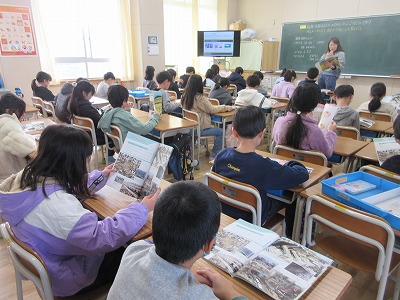 この写真は神戸の様子です。高速道路が倒れているね。