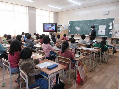 2年生は、机の脚は斜めに持つことなど 身の守りかたを学習。
