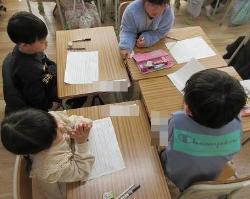 鉄棒やなわとび、図工の作品作りなどできるようになったことや頑張ったことを発表し合います。