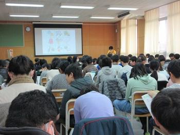 考えたあとは、まわりの人と意見交換します。