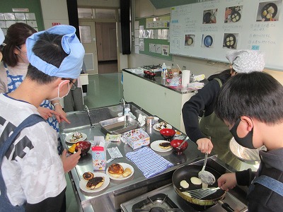 こちらは小さなホットケーキをたくさん作っています。