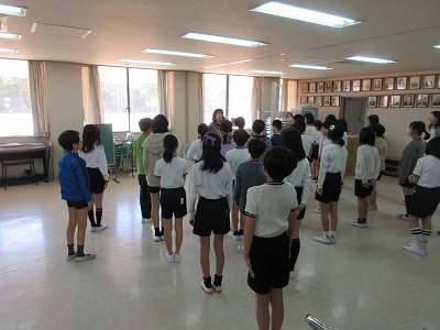 新しい保健室の先生です。よろしくお願いします。