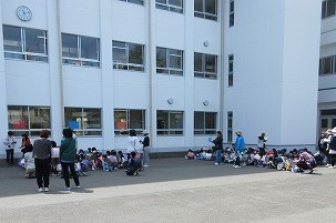 しばらくは、一斉に集まり、並んで下校します。