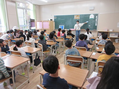 しっかりお話聞けてるね。次は、鉛筆と消しゴムを出すよ。